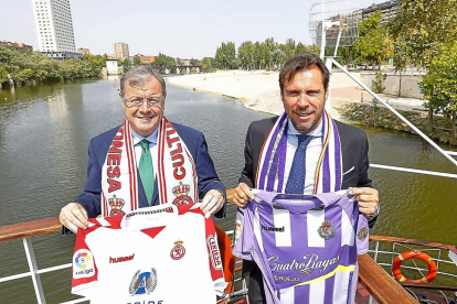 Antonio Silván, alcalde de León, y Óscar Puente, de Valladolid, posan en el barco con las camisetas de los equipos.-