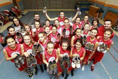 Las jugadoras del equipo cadete femenino delVega de Prado lucen los cordones dorados de sus zapatillas.-J.M. LOSTAU