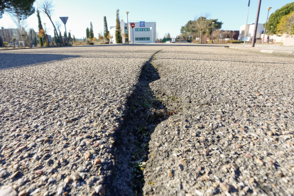 Profunda grieta en el asfalto del parque tecnológico de Boecillo. - J. M. LOSTAU