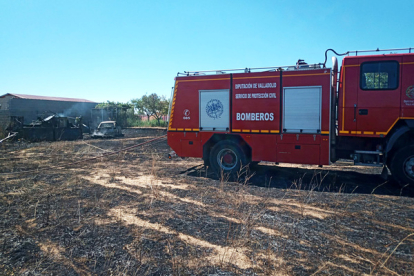 Incendio producido en un coche ubicado en una finca privada de Cigales (Valladolid) que se extendió por los rastrojos y maleza del terreno. Ical