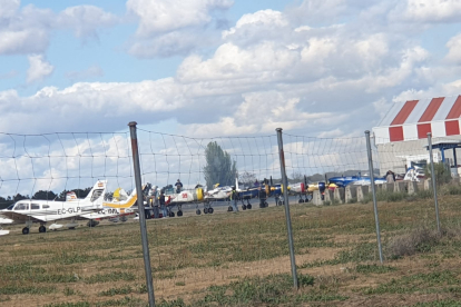 Homenaje en el aeródromo de Matilla a los pilotos del ultraligero accidentado en el Duero.- E. M.