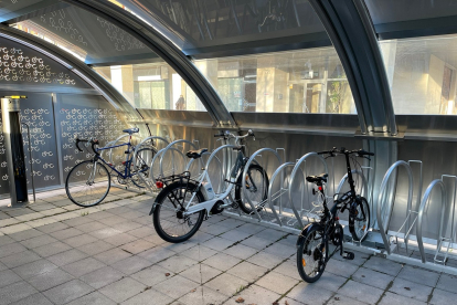 Bicicletas aparcadas en uno de los parkibicis. | E. M.