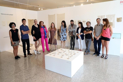 Silvia Clemente junto a los artistas participantes en la exposición ‘9 de nueve’.-ICAL