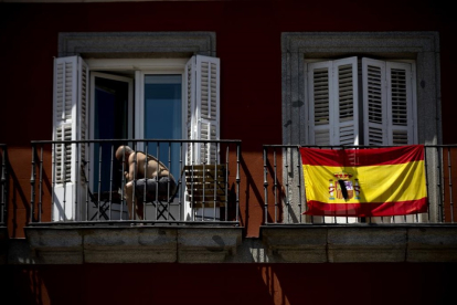 Bandera de España colocada en un balcón durante el confinamiento. - EL MUNDO