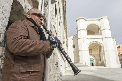 Ivo Milenov Angelov toca el clarinete junto a San Benito, donde acude cada mañana a las doce, antes de pasarse a la Plaza de la Rinconada.-PABLO REQUEJO