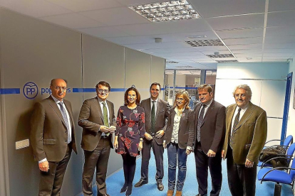 Fernández–Mañueco, entre los representantes de farmacéuticos y veterinarios, después de la reunión .-ICAL