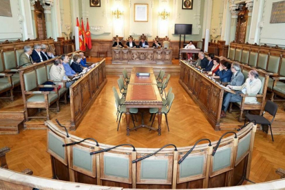 Los integrantes del Consejo Social de la ciudad de Valladolid, durante el Pleno de ayer.-EL MUNDO
