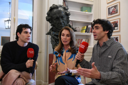 Los directores de cine y guionistas Javier Calvo (i) y Javier Ambrossi (d) y la cantante Ana Belén (c) durante una entrevista para Europa Press, en la sede de la Academia de Cine. -EP