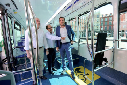 El alcalde de Valladolid, Óscar Puente, presenta los dos nuevos autobuses híbridos y vehículos eléctricos.-ICAL