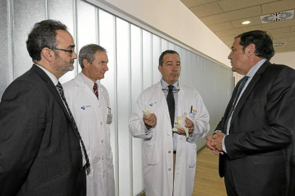 Los responsables médicos del Río Hortega, Rafael Sánchez, José Miguel García Vela y Manuel García Alonso con el consejero de Sanidad, Antonio Sáez-Ical