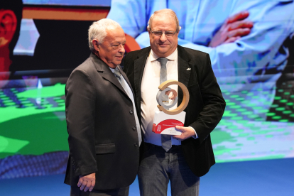 El consejero Gonzalo Santonja en la entrega del reconocimiento a Afedecyl, recogido por Gerardo García Alaguero, en los Premios Pódium de Castilla y León. / LOSTAU