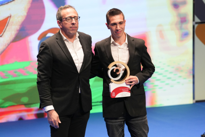 El periodista Javier Martín con el atleta Adrián Parras en la entrega de los Premios Pódium de Castilla y León. / LOSTAU