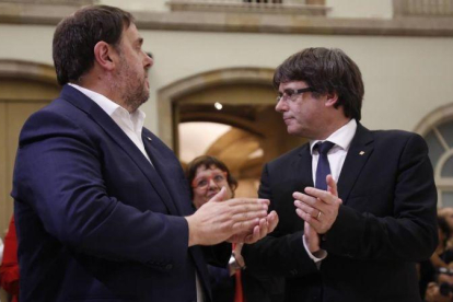 Oriol Junqueras y el president Puigdemont tras el pleno.-JULIO CARBÓ