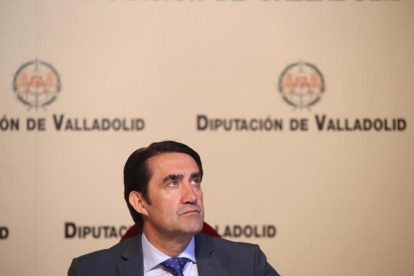 Juan Carlos Suárez-Quiñones, presenta el nuevo convenio de transporte público de viajeros con la Diputación de Valladolid.-ICAL