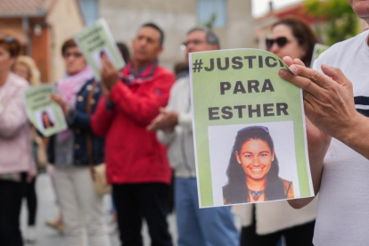 Traspinedo se vuelve a concentrar para pedir Justicia para Esther López. J.M. LOSTAU