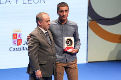 El periodista Iñigo Torres entrega la Mención a Carlos Baeza, en recuerdo de su padre, en la entrega de los Premios Pódium de Castilla y León. / LOSTAU