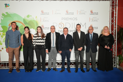 Premiados en el photocall en la entrega de los Premios Pódium de Castilla y León. / LOSTAU