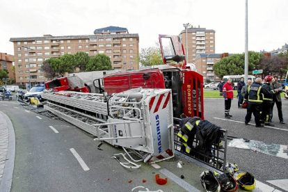 El camión de bomberos, con la escala de 38 metros volcado en José Luis Arrese.-J. M. Lostau