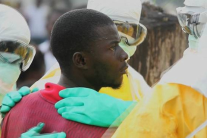 Un enfermo de ébola escapa del hospital para ir a buscar comida en Liberia.-Foto: REUTERS