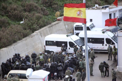 Un grupo de unos 200 inmigrantes subsaharianos han vuelto a protagonizar esta madrugada un intento de entrada masivo a la frontera norte que separa Ceuta de Marruecos, aunque finalmente todos ellos han sido controlados por la Gendarmería marroquí.-EFE