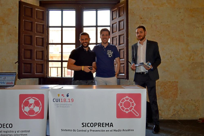 Sergio López, Fernando Lobato y Fernando Suárez muestran el sistema en las instalaciones de la Universidad Pontificia de Salamanca.-EL MUNDO