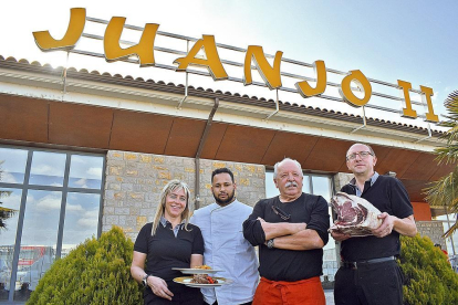 Eva, Kevin, Juanjo y José Manuel, en la puerta del restaurante Juanjo IIen el término municipal leonés de Villanueva de las Manzanas.-
