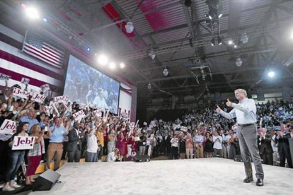 Jeb Bush agradece el apoyo eufórico de sus seguidores, ayer.-Foto: REUTERS/ CARLO ALLEGRI