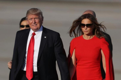 Donald Trump y su esposa Melania tras aterrizar en el aeropuerto de Palm Beach.-AFP