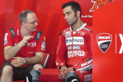 El italiano Danilo Petrucci (Ducati), que hoy ha mejorado el récord de Jorge Lorenzo en Malasia, conversa con uno de sus técnicos.-EMILIO PÉREZ DE ROZAS