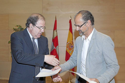 Juan Vicente Herrera y Luis Fuentes se intercambian documentos antes de estrechar las manos.-E.C. Castillo.