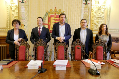 El Ayuntamiento de Valladolid, la Fundación 'La Caixa', la Casa de Juventud Aleste y Cáritas firman un convenio para favorecer el desarrollo del proyecto de intervención infanto-juvenil 'Delicias'.-ICAL