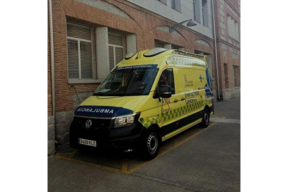 Una ambulancia aparcada en la actual base de emergencias del 112.-D. V.