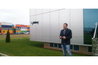 Tomás Castro maneja un dron en las instalaciones de Proconsi en León.-EL MUNDO