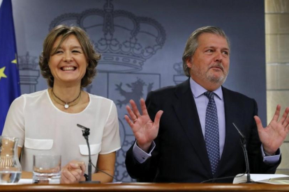 Los ministros Isabel García Tejerina e Íñigo Méndez de Vigo, en la rueda de prensa posterior al Consejo de Ministros.-JUAN CARLOS HIDALGO (EFE)