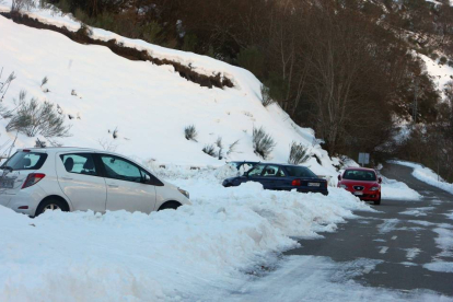 Varios coches permanecen aparacados a la entrada de la localidad berciana de Colinas del Campo de Martín Moro Toledano (León), debido a las placas de hielo-Ical
