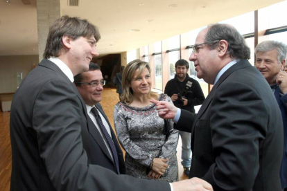 El presidente de la Junta de Castilla y León, Juan Vicente Herrera, saluda al alcalde de Soria, Carlos Martínez, junto a José María Crespo-Ical