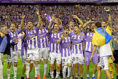 Los jugadores del Real Valladolid celebran el ascenso.-J.M. LOSTAU