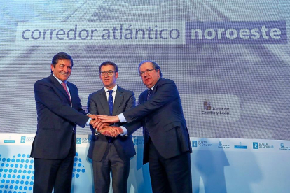 Fernández, Núñez Feijóo y Herrera cruzan sus manos en la ‘Cumbre’ de las comunidades del Noroeste.-ICAL