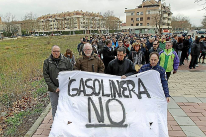 Protesta contra la instalación de la gasolinera.-J.M. Lostau