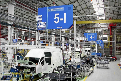 Cadena de montaje de la furgoneta Daily en la planta de Iveco en Valladolid.-E.M