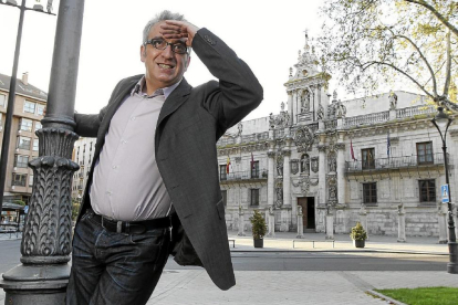 El humorista Leo Harlem en la plaza de la Universidad de Valladolid.-J. M. LOSTAU