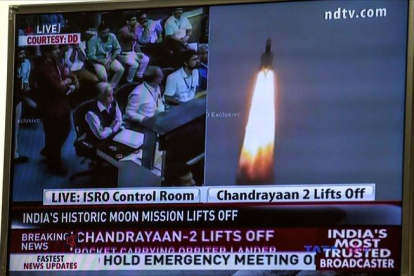 El lanzamiento del cohete Chandrayaan, visto en una pantalla de televisión.-PRAKASH SINGH (AFP)