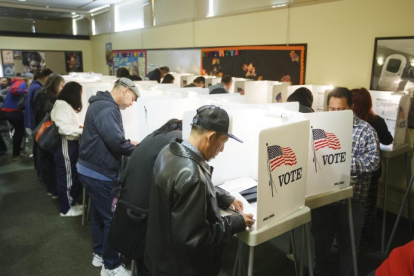 Unos electores ejercen su derecho al voto mediante el sistema de 'voto temprano' en Hollywood Norte, California.-EFE / EUGENE GARCIA / EFE