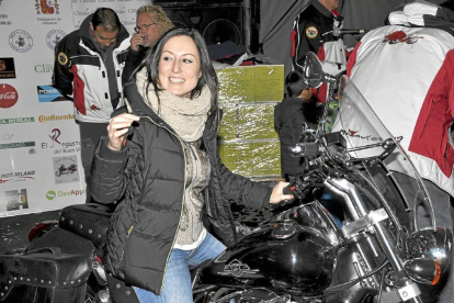 Verónica González muestra la llave de la moto Lifan que ganó en el sorteo-Santiago G. Del Campo