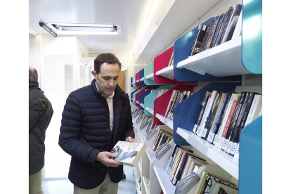 El presidente de la Diputación de Valladolid, Conrado Íscar, visita el Bibliobus de la Diputación Provincial - ICAL