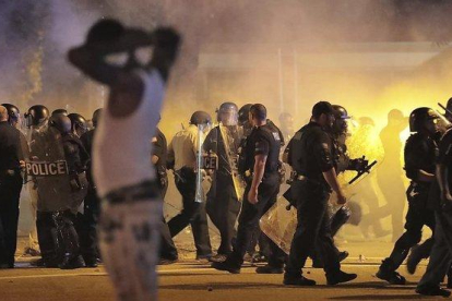 La policía en los disturbios de Memphis.-AP