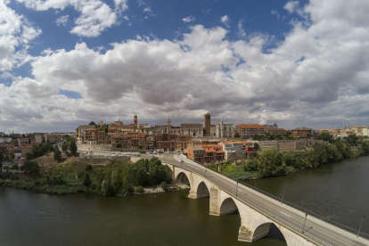 Vista de la localidad de Tordesillas.-ICAL