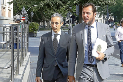 Óscar Puente, junto a su abogado, en la entrada de la Audiencia Provincial, antes de testificar por el caso de los avales del soterramiento.-J.M. LOSTAU