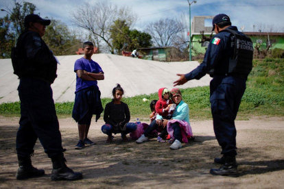 Los inmigrantes reciben atención humanitaria y cumplen un proceso migratorio a través del Sistema Integral de Control Biométrico Migratorio de Honduras.-REUTERS