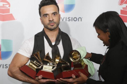 Luis Fonsi, esta noche en la gala de los Grammy Latino, con los cuatro galardones logrados con Despacito.-REUTERS / STEVE MARCUS
